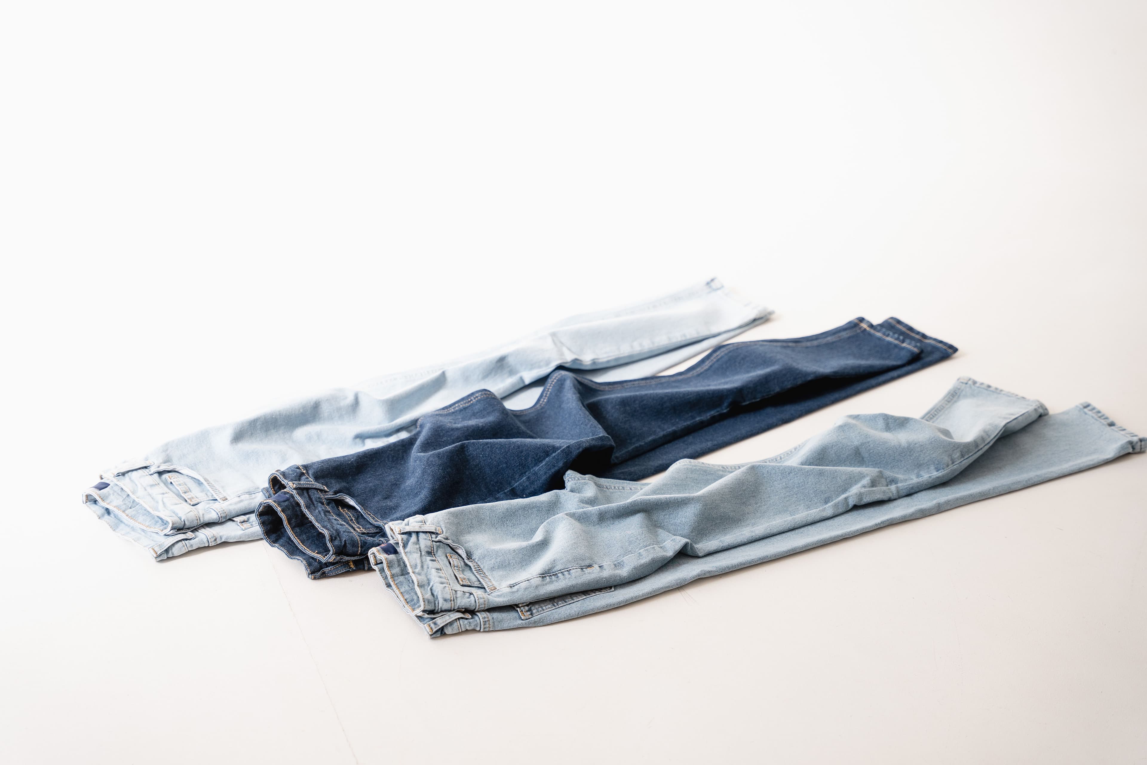 Denim gastado, con la costura a la vista: el material con el que se hace cada pieza