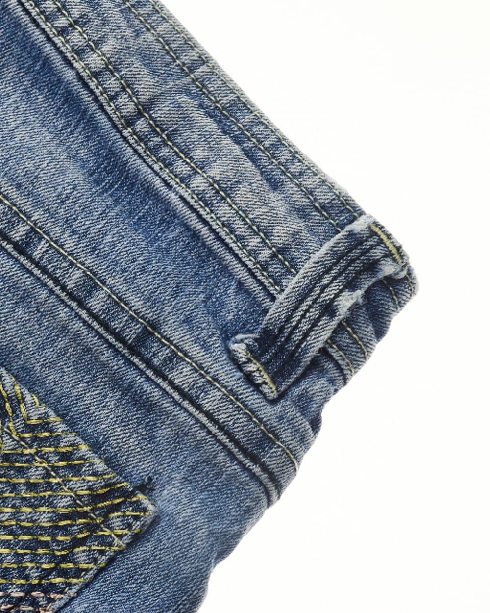 Aros de denim recuperado con la trama y el bordado del jean a la vista